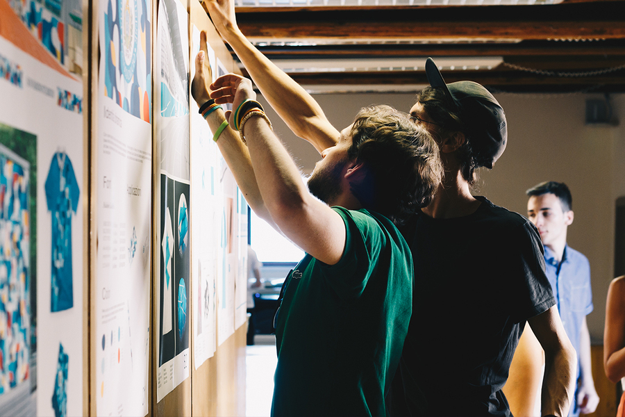 Teachers, students, graduates and internship managers ready to present